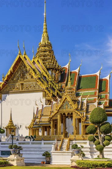 The Grand Royal Palace, trees with spherical branches, in the back the Chakri Maha Prasad throne