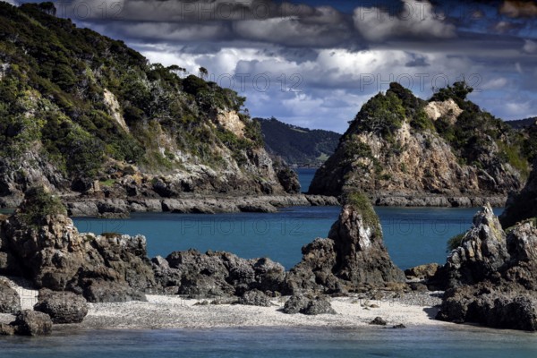 Rocky islands jut out of the turquoise waters of Otehai Bay, Otehai Bay, Bay of Islands, New