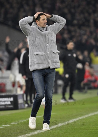 Coach coach Dino Toppmöller Eintracht Frankfurt SBU disappointed on the sidelines gesture MHPArena,