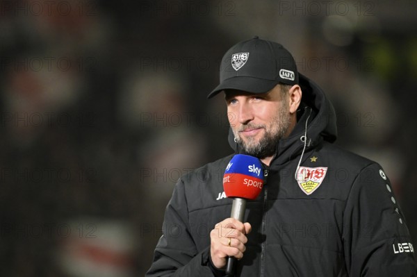 Coach coach Sebastian Hoeness VfB Stuttgart interviewed microphone microphone logo SKY MHPArena,