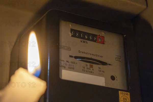 Blackout symbol image: Illuminating a distribution box with a candle