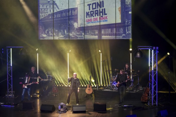 Toni Krahl and the Kinx from Prenzlauer Berg live on The same was the tour in Berlin's