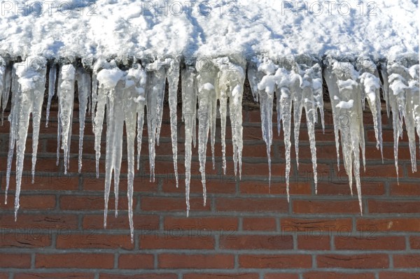 Icicles on a house roof, snow, winter, ice, Sieversen, Samtgemeinde Rosengarten, Lower Saxony,
