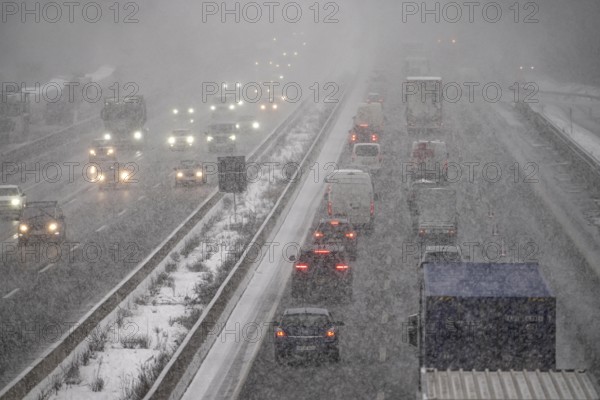 The onset of winter in North Rhine-Westphalia, heavy snowfall, A3 motorway near Hilden, near