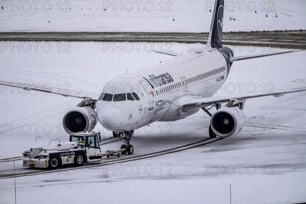 The onset of winter in North Rhine-Westphalia, flight operations are maintained at Düsseldorf