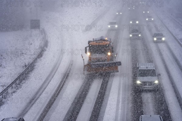 The onset of winter in North Rhine-Westphalia, heavy snowfall, A3 motorway near Hilden, near