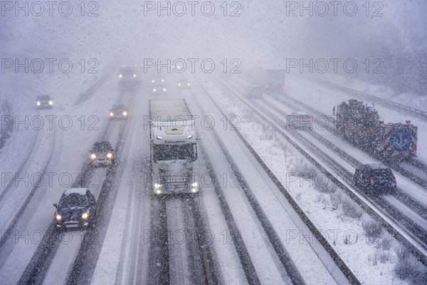 The onset of winter in North Rhine-Westphalia, heavy snowfall, A3 motorway near Hilden, near