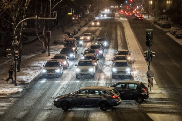 Winter weather, blowing snow, inner-city traffic, Alfredstraße, B224, in Essen, North