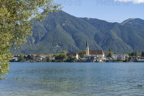 View from Point of the village with the parish church of St. Lawrence, behind Wallberg,