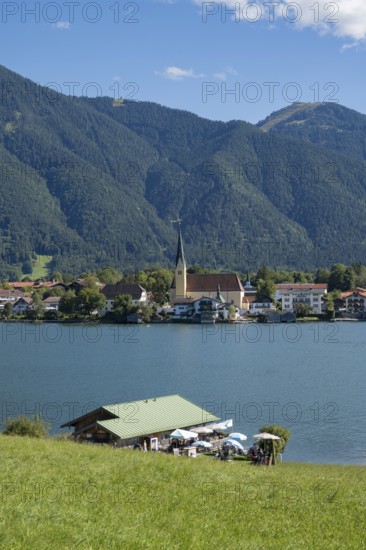 View from Point of the village with the parish church of St. Lawrence, behind Wallberg,