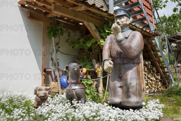 A man with dogs as a ceramic figure stands in front of the Keramik.um, an exhibition house
