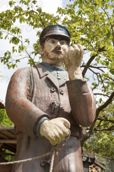 A man with dogs as a ceramic figure stands in front of the Keramik.um, an exhibition house