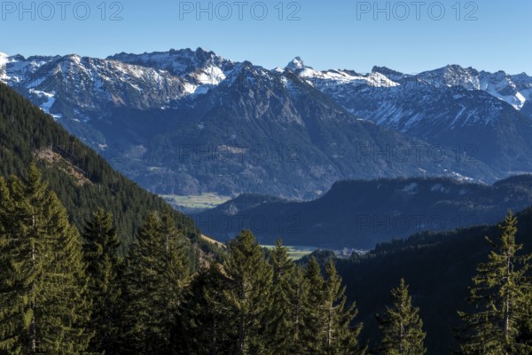 View from the high-altitude hiking trail from Bolsterlanger Horn to Riedberger Horn, snow-capped