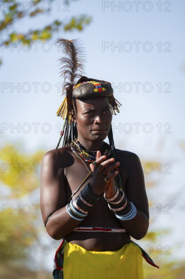 Traditional dance, brightly decorated woman of the Hakaona tribe also Havakona or Hakawona, near