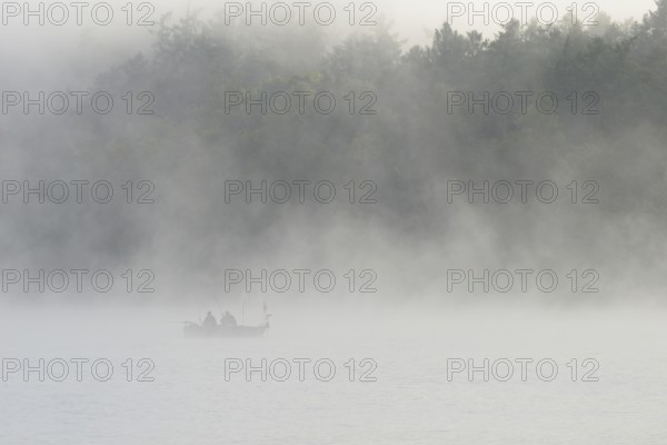 Hennesee, fog, rising clouds of fog, anglers in the boat, Hennetalsperre, Sauerland-Rothaargebirge