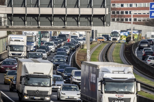 Heavy traffic on the A40 motorway, Ruhrschnellweg, height of the Essen-Ost motorway junction,