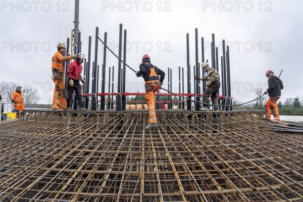 Assembly of reinforcing steel for the reinforced concrete foundation of a wind turbine, a mesh of