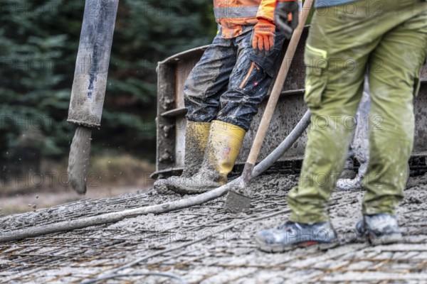 Concreting, concreting the foundation of a wind turbine, concrete pump hose, more than 600 cubic