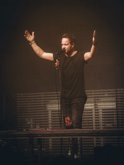 Singer Christoph von Freydorf from Emil Bulls live on X-Mas Bash Tour 2025 at Huxley's New World in