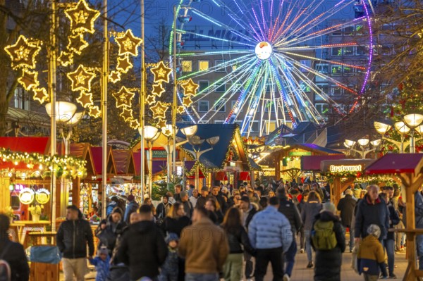 Christmas market in downtown Duisburg, Königstraße, Ferris wheel, North Rhine-Westphalia, Germany