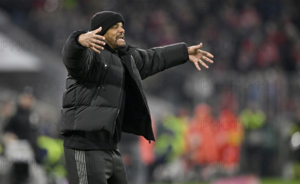 Coach coach Vincent Kompany FC Bayern Munich FCB on the sidelines Gestik Gesture Allianz Arena,