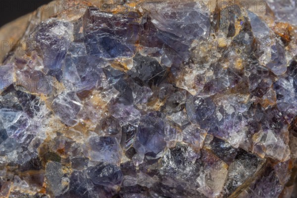 This scene shows a large rock fragment that contains quartz and fluorite crystals. Reflections and