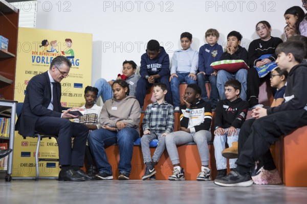 Thorsten Frei, head of the Federal Chancellery, is reading the book The Message in a Bottle by