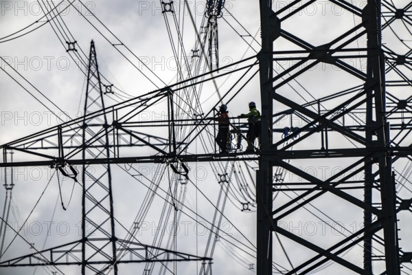 Work on a 380 kV high-voltage overhead line, new construction, along the A57 motorway, near