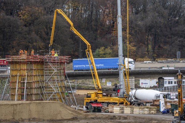 Concreting of a new bridge pillar at the Duisburg-Kaiserberg motorway junction, complete conversion