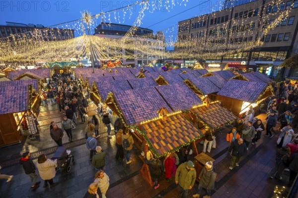Pre-Christmas time, visitors to de, Christmas market in downtown Essen, on Kennedyplatz, the market