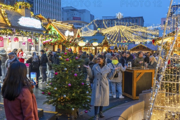Pre-Christmas time, visitors to de, Christmas market in downtown Essen, on Kennedyplatz, the market