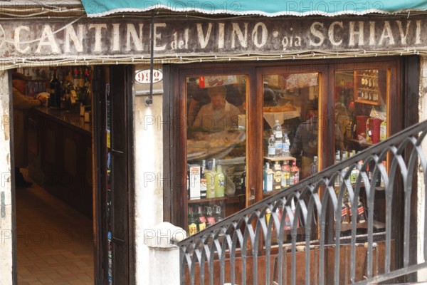 Bàcaria Al Bottegon, small pub where you drink wine or spritz and eat the cicchetti Veneziani,