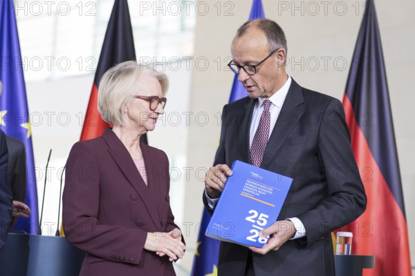 Prof. Dr. Monika Schnitzer (Chair of the Council of Experts) and Friedrich Merz (Federal Chancellor
