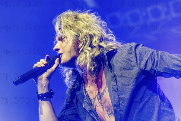 Hannes Braun, singer of the band Kissin' Dynamite live on Back with a Bang World Tour at Capitol
