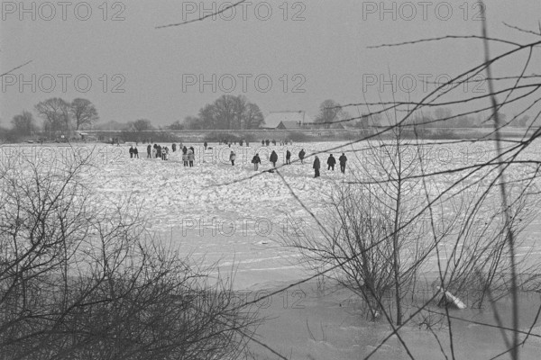 People walk across ice rink, frozen Elbe, Bleckede, Lower Saxony, Germany, February 9, 1996,