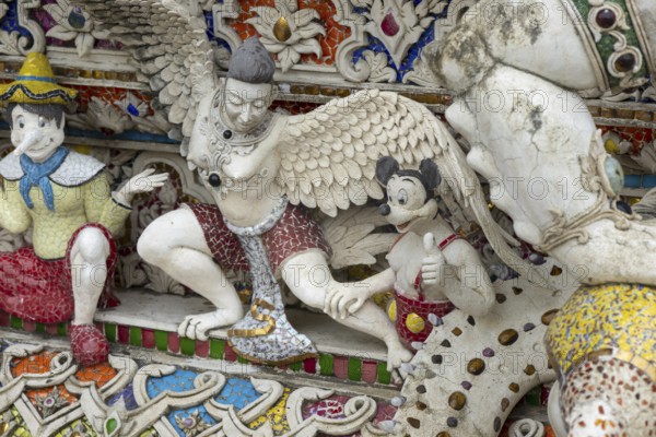 Decorative elements with pop culture references (for example comics, superheroes) in the stucco and