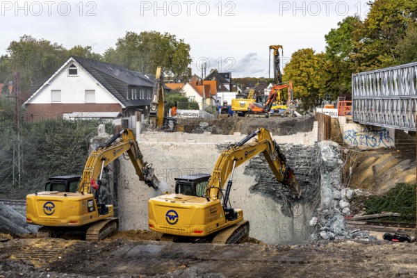 Demolition of an old road bridge, Weierstraße, then new construction of the bridge for the