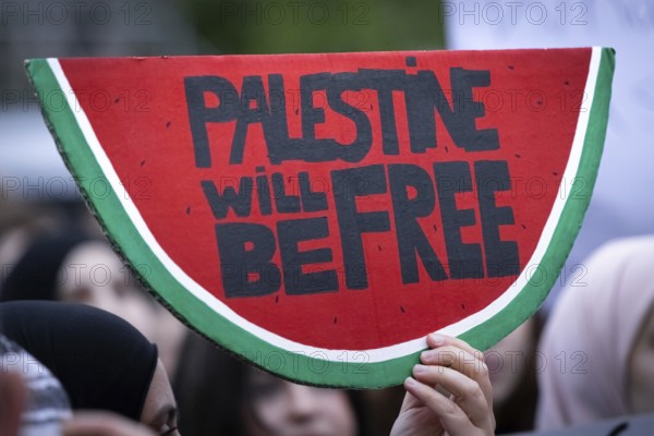 Around 1, 500 people take part in a pro-Palestine demonstration at the Hauptwache in Frankfurt am