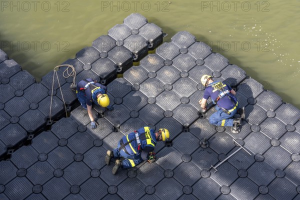 Construction of a floating platform with the jet-float system, this can be used as a work platform,
