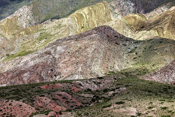 The picture shows colorful, diverse mountains with a wealth of natural colors and shapes, the