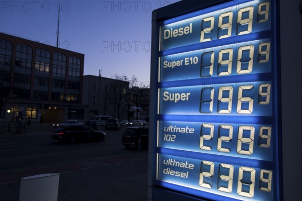 The price table for a gas pump in Bismarckstraße shows prices per liter of over 2 euros in some