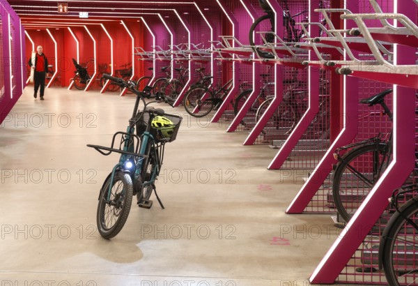 Bicycles are available in the bicycle parking garage at Potsdamer Platz. The parking garage offers