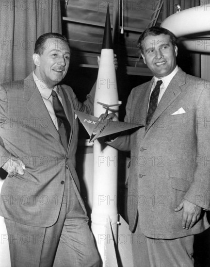 Dr. Wernher von Braun with Walt Disney, 1954, weapons technology, rocket technology, cruise