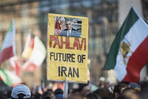Shield Pahlavi, Future of Iran (Pahvali, Future of Iran) at the demonstration of exiled Iranians