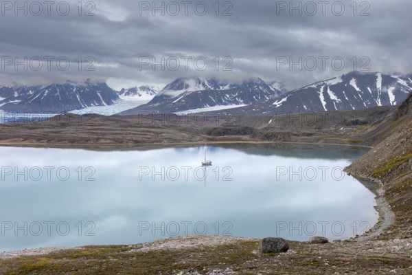 Sailing boat anchored in Hornbaekpollen, Hornbækpollen, bay at Liefdefjorden, east of Erikbreen,