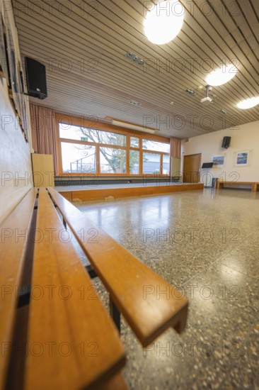 Common room with wooden benches, large windows and simple furnishings, Schlehengäu Grund Schule
