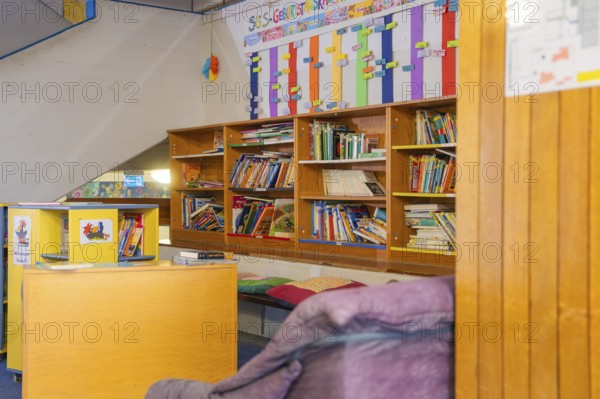 Child-friendly library with colorful posters, shelves and pillows, Schlehengäu Grund Schule