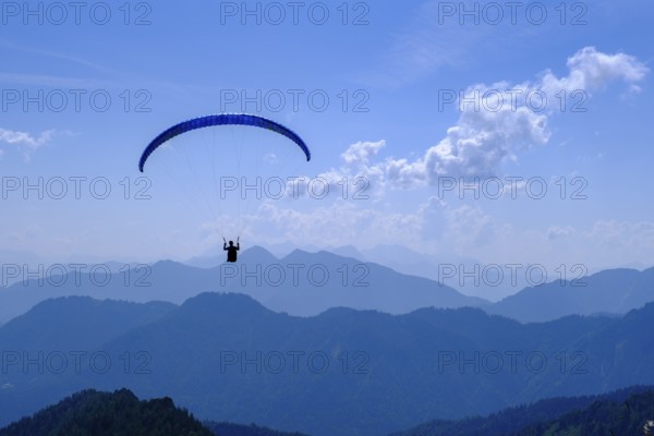 Paragliders in front of the Chiemgau Alps, on Hochfelln, Bergen, Chiemgau, Upper Bavaria, Bavaria,