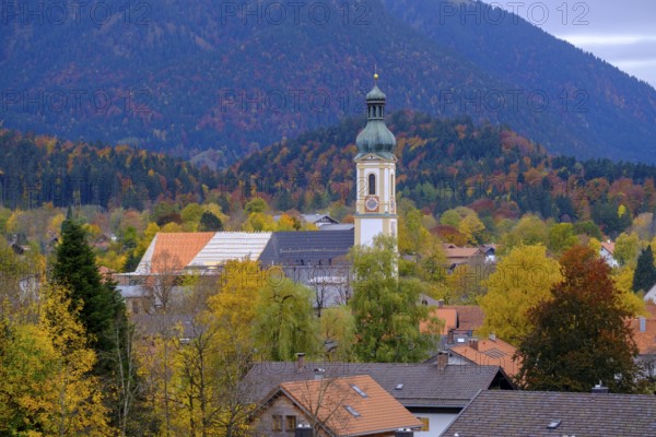Lenggries, mit Pfarrkirche St. Jakob, Isartal, Upper Bavaria, Bavaria, Germany