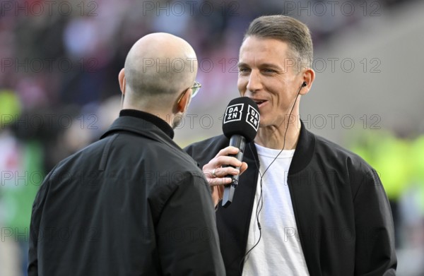 Coach coach Daniel farmer VfL Wolfsburg interviewed microphone micro logo DAZN soccer Bundesliga,